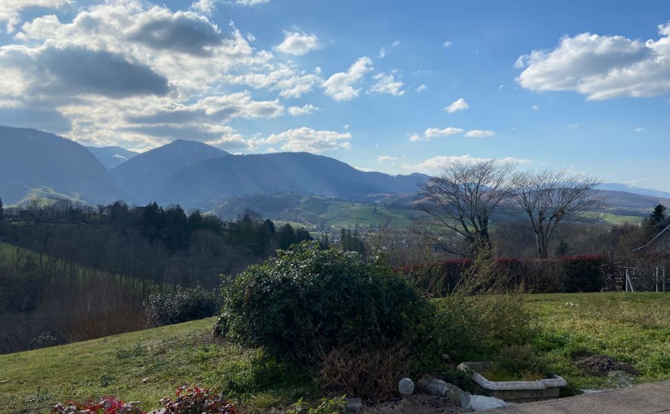  Maison contemporaine avec vues spectaculaires proche d'un village Pyreneen